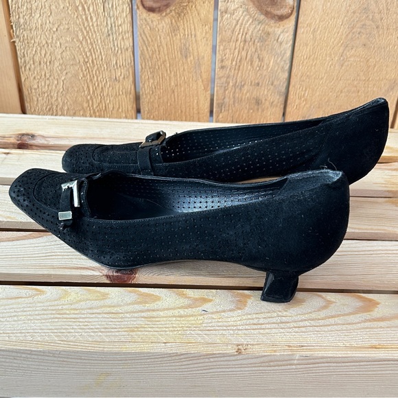 90s Stuart Weitzman Black Perforated Suede Kitten Heels, Size 7.5 Made in Spain - Picture 5 of 14
